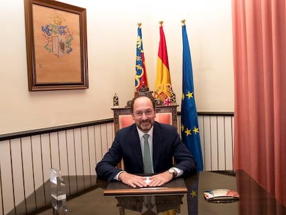 Emilio Bascuñana, alcalde de Orihuela, en su despacho del Ayuntamiento en una imagen municipal.