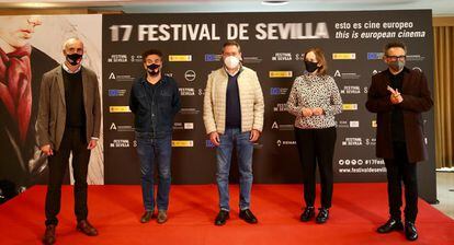Los responsables del festival de cine de Sevilla, con su director José Luis Cienfuegos (derecha), y el alcalde de la ciudad, Juan Espadas (centro), en la ceremonia de premios.