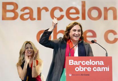 La candidata a la reelección por Barcelona en Comú, Ada Colau, interviene en el mitin de cierre de campaña en Sant Martí. Detrás, la vicepresidenta Yolanda Díaz. 