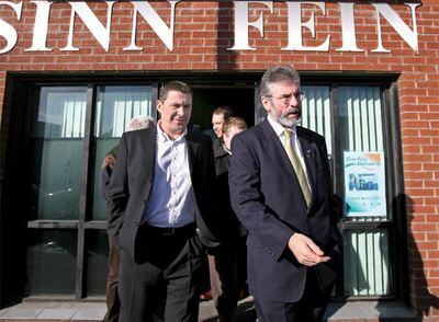 Arnaldo Otegi (izquierda) y el líder del Sinn Fein, Gerry Adams, en Belfast en febrero de 2007.