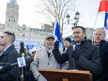 Paul St - Pierre Plamondon, líder del Partido Quebequés, habla a los medios durante una protesta frente a la Asamblea Nacional en Montreal, este martes.