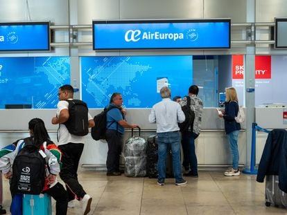 Pasajeros en los mostradores de Air Europa en el aeropuerto de Madrid-Barajas.