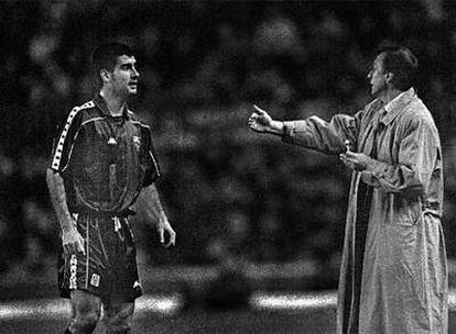Johan Cruyff imparte instrucciones a Guardiola en un partido de 1995.