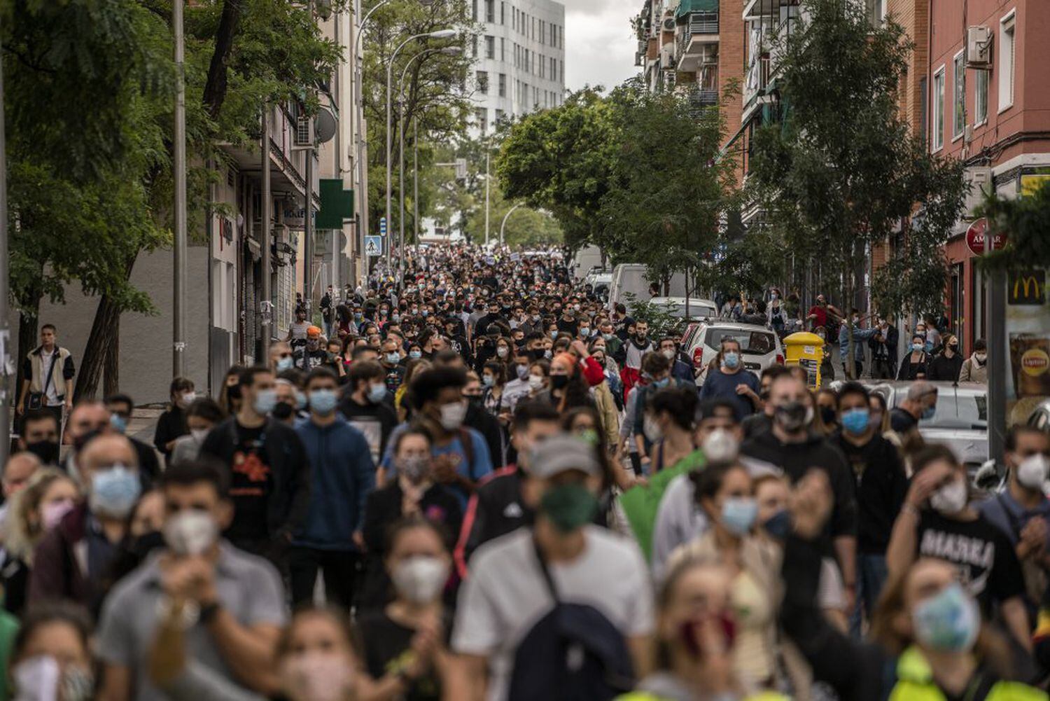 Vecinos de Vallecas, durante las protestas por los confinamientos selectivos en Madrid, este domingo.