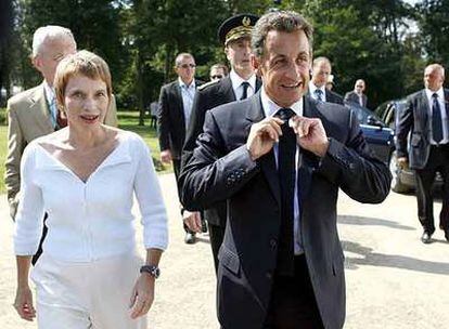 La presidenta de la patronal francesa, Laurence Parisot, junto a Nicolas Sarkozy, el pasado 31 de agosto.