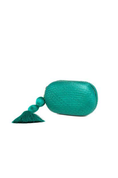 El accesorio estrella para dar vida a un look monocolor. Es un clutch verde esmeralda con una divertida borla de ardorno. Cuesta 85 euros.