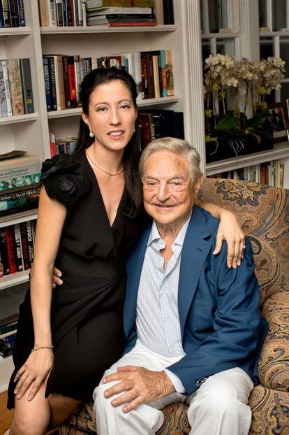 George Soros con su prometida, Tamiko Bolton.