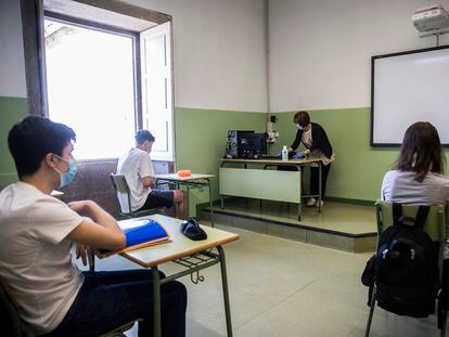 Clase en el instituto Rosalía de Castro de Santiago de Compostela, este lunes.