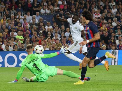 Sadio Mané marca el primer gol del Bayern ante el Barcelona este miércoles en el Camp Nou.