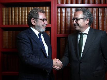 Manuel Polanco, nuevo presidente de Prisa, saluda a Juan Luis Cebrián en la sede de Prisa.