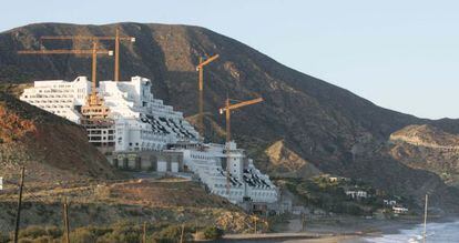 Las obras de Algarrobico paralizadas en el Parque Natural del Cabo de Gata.