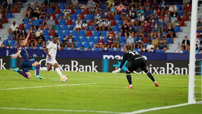 Vinicius marca su primer gol ante el Levante este domingo en el Ciutat de València.