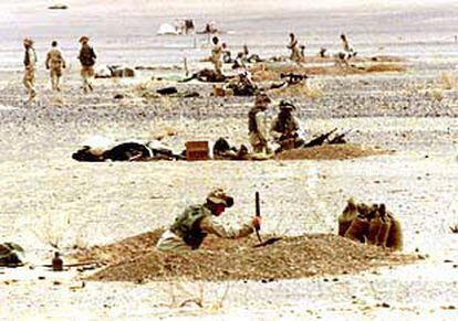 <b></b><i>Marines</i> norteamericanos cavan trincheras en las cercanías de su base en el sur de Afganistán.