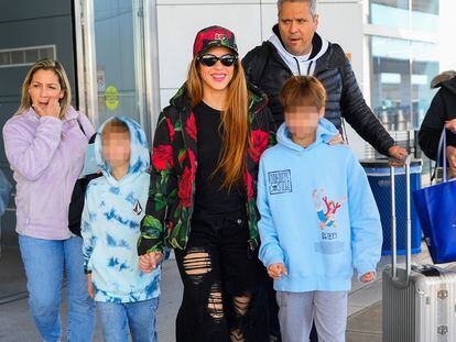 Shakira, con sus dos hijos, Sasha y Milan, en el aeropuerto JFK de Nueva York el 9 de marzo de 2023.
