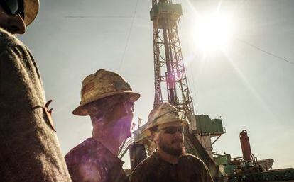 Trabajadores en una explotaci&oacute;n con fracking en Dakota del Norte.
