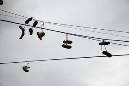 Zapatillas colgadas en cables en el Barrio Santo Domingo, Medellín.