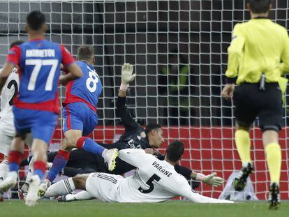 El centrocampista del CSKA, Nikola Vlasic, marca el primer gol para el equipo de Moscú.