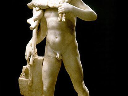 La estatua <i>Sátiro o Pan con cabrito sobre los hombros, 160-150 a.C. Réplica romana, 130-150 d.C. <i>(Museo del Prado).