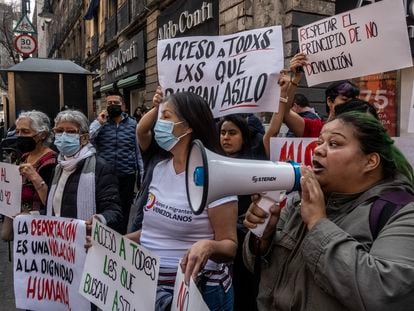 Diferentes organizaciones se manifiestan contra el Título 42 en el Centro Histórico de la Ciudad de México, este martes.