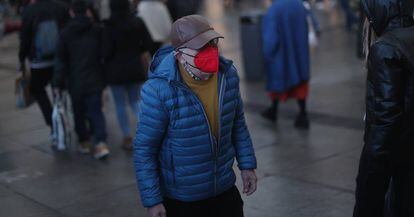 Un hombre utilizando una mascarilla, en el centro de Madrid.