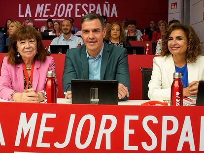El presidente del Gobierno, Pedro Sánchez, entre la ministra de Hacienda, María Jesús Montero (a la derecha), y la presidenta del PSOE, Cristina Narbona, durante la reunión del comité federal del PSOE.