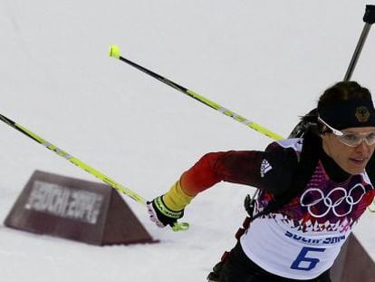 La esquiadora Evi Sachenbacher-Stehle durante el biatlón 7,5 kilometros evento de sprint femenino.
