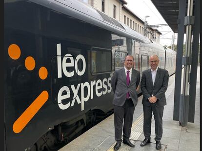 El presidente de Renfe, Raül Blanco (I), y el consejero delegado de Leo Express, Peter Köhler.