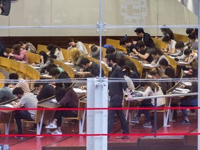 Estudiantes en un aula de la Universidad Pompeu Fabra