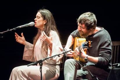 Rosalía durante un concierto con Raül Refree en el teatro Lara de Madrid en marzo de 2017, cuando presentaba su álbum 'Los ángeles'.