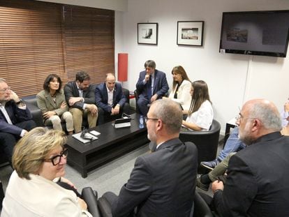 Carles Puigdemont reunido con miembros de Junts después de la comparecencia con los medios en Bruselas, este jueves.