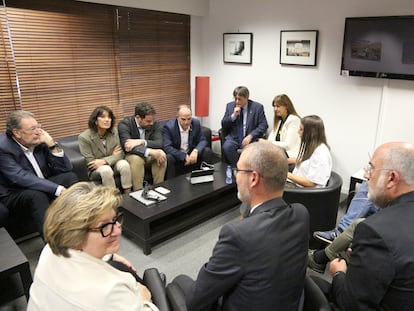 Carles Puigdemont reunido con miembros de Junts después de la comparecencia con los medios en Bruselas, este jueves.