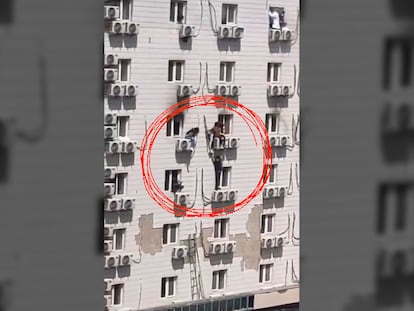 Vídeo | La desesperada salida de los supervivientes del incendio en un hospital de Pekín con decenas de muertos
