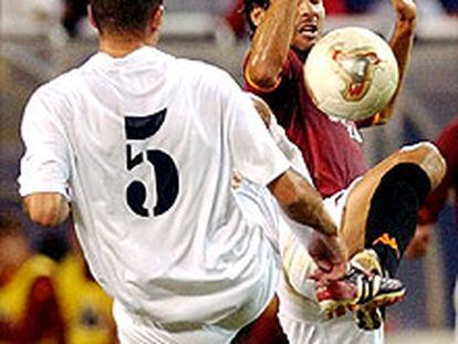 Zidane disputa un balón a Guardiola durante el encuentro de ayer.