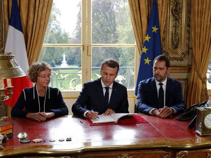 Emmanuel Macron firma las ordenanzas ante la prensa en su oficina en en el El&iacute;seo, este viernes en Par&iacute;s. 