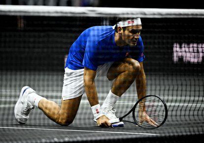 Federer lleva la rodilla al piso durante el juego.
