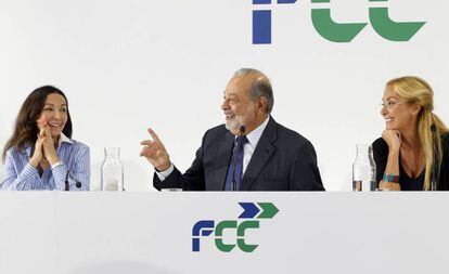 El propietario de FCC, Carlos Slim, entre la segunda accionista, Esther Koplowitz, y la presidenta de la compa&ntilde;&iacute;a, Esther Alcocer.