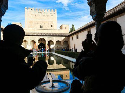Visitantes en el patio de los Arrayanes en La Alhambra.