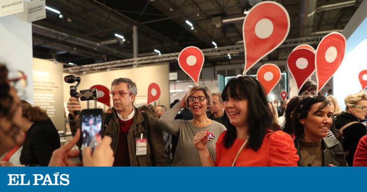 Un grupo de mujeres artistas marcha por Arco con el lema ‘estamos aquí’