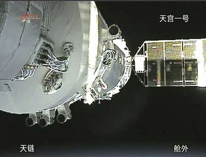 Imagen tomada del canal de televisión chino CCTV del acoplamiento de la Shenzhou 8.