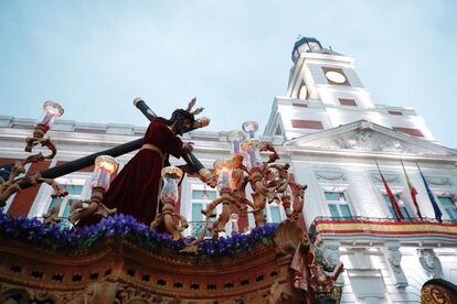 El Cristo de los Gitanos procesiona por las calles de Madrid, el 17 de abril de 2019.