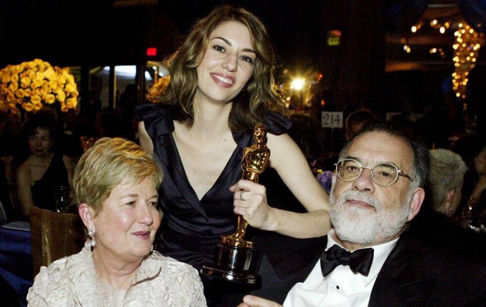 Sofia Coppola sosteniendo su Oscar a mejor guion original por 'Lost in Translation' con sus padres, el director Francis Ford Coppola y Eleanor, en la fiesta del gobrnador de 2004.