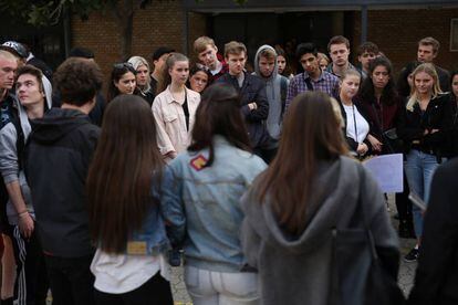 Los alumnos de ambos centros en el patio del Padre Piquer.