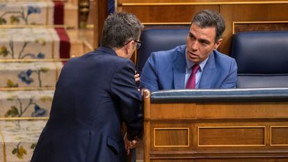 El ministro de la Presidencia, Félix Bolaños (a la izquierda),  conversa con el presidente del Gobierno, Pedro Sánchez, este jueves en el Congreso.