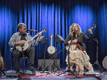 B&eacute;la Fleck &amp; Abigail Washburn con sus banjos.