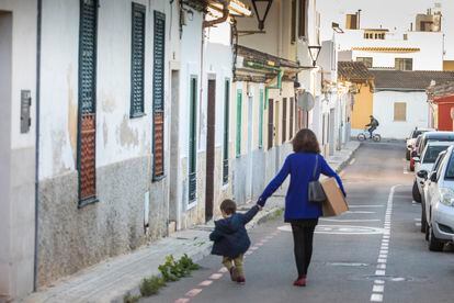 Vecinos del barrio de Son Espanyolet caminando por sus calles, el pasado 12 de enero.