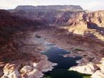 De no ser por la sequía, la mayor parte de la zona que presenta esta vista aérea estaría cubierta por el agua del lago Powell, en el río Colorado, que lleva agua a varios estados de la zona Sur de Estados Unidos.