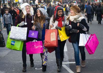 Mujeres de compras en una calle comercial de Londres.
