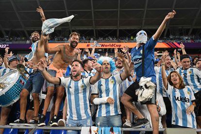 Aficionados argentinos durante el partido entre Argentina y Polonia. 