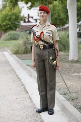 La dama cadete Borbón Ortiz posa tras recibir su sable como futura oficial del Ejército de Tierra. 