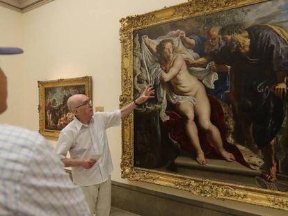 Dos visitantes observan 'Susana y los viejos', la obra de Rubens que comenzará una segunda fase de restauración.